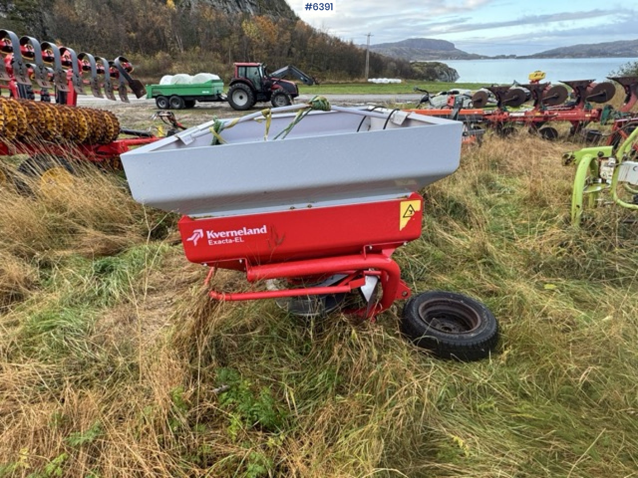2016 Kverneland fertilizer spreader. Repair object. - Lannoitteenlevitin: kuva 2016 Kverneland fertilizer spreader. Repair object. - Lannoitteenlevitin 2016 Kverneland fertilizer spreader. Repair object. - Lannoitteenlevitin: kuva 2016 Kverneland fertilizer spreader. Repair object. - Lannoitteenlevitin