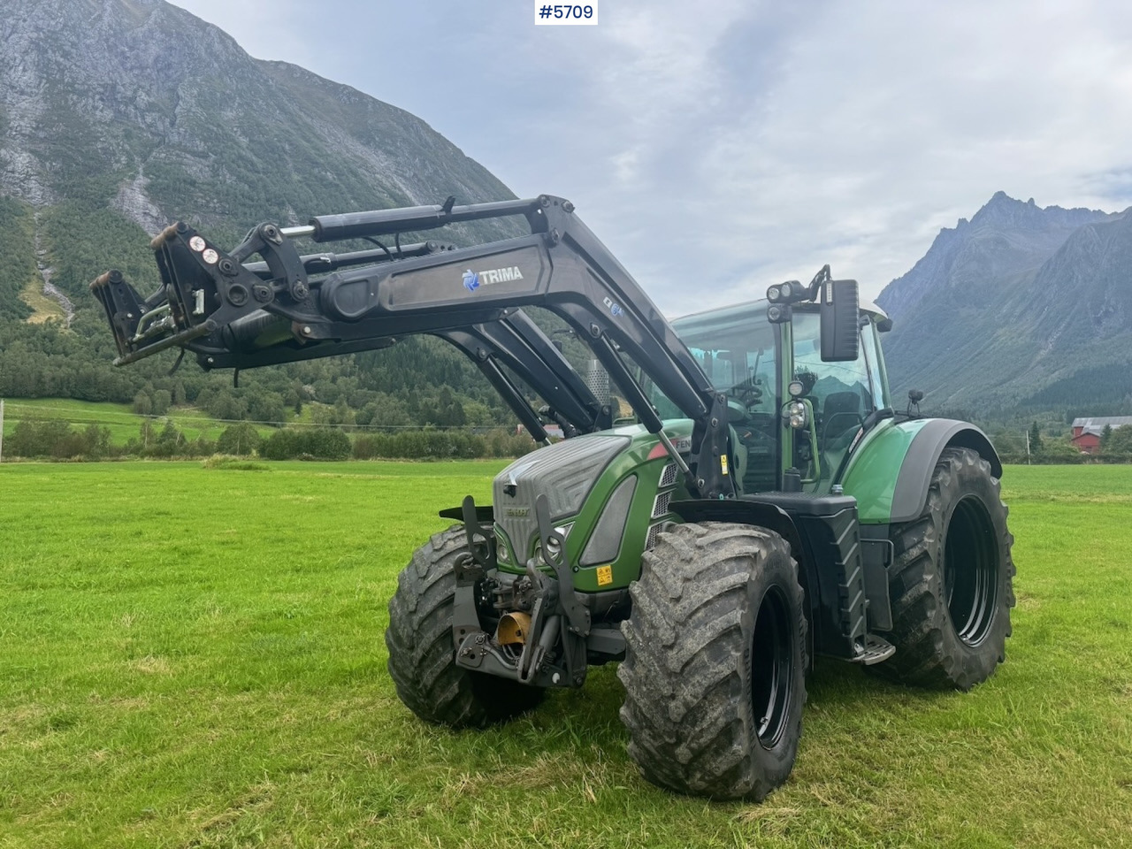 2017 Fendt 724 Vario w/ GPS, Front PTO, Loader and hydraulics. - Traktori: kuva 2017 Fendt 724 Vario w/ GPS, Front PTO, Loader and hydraulics. - Traktori 2017 Fendt 724 Vario w/ GPS, Front PTO, Loader and hydraulics. - Traktori: kuva 2017 Fendt 724 Vario w/ GPS, Front PTO, Loader and hydraulics. - Traktori