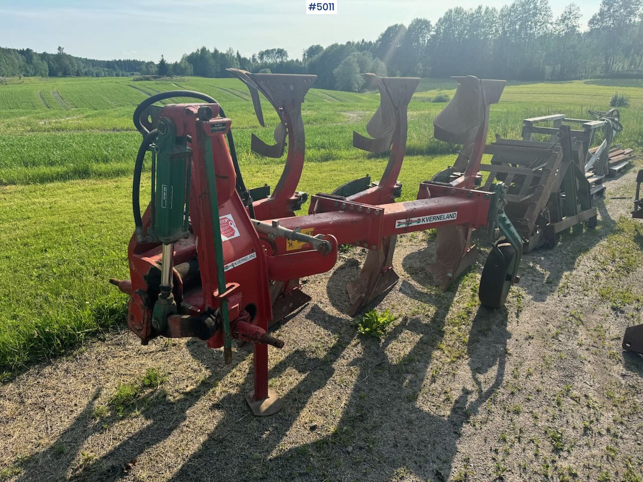 Kverneland Mod. E 3-blade reversible plough - Maanmuokkauskone: kuva Kverneland Mod. E 3-blade reversible plough - Maanmuokkauskone Kverneland Mod. E 3-blade reversible plough - Maanmuokkauskone: kuva Kverneland Mod. E 3-blade reversible plough - Maanmuokkauskone