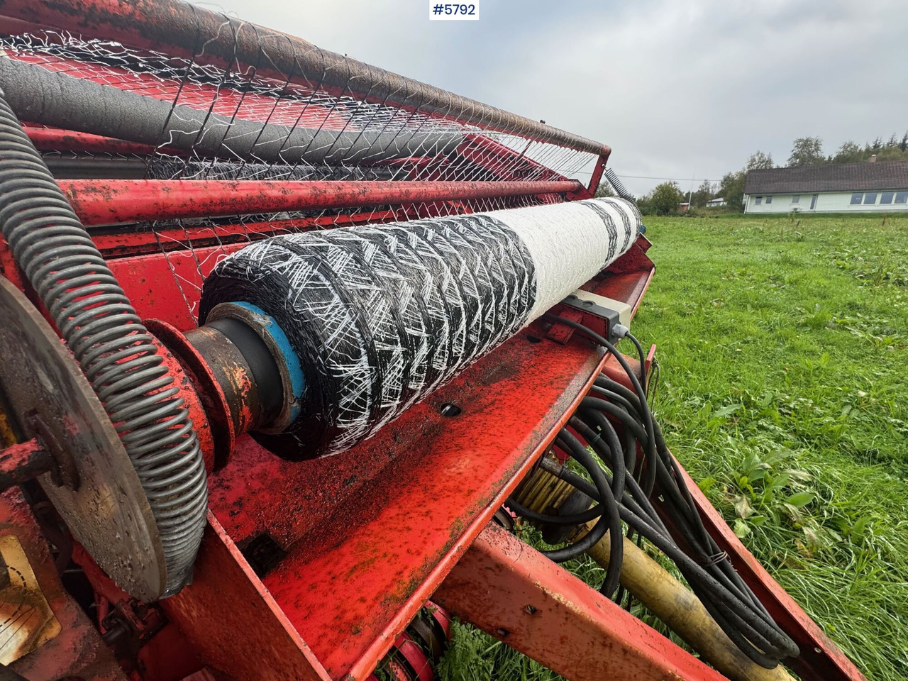 Welger RP 200 Mastercut round baler. Partially repaired object. - Heinäkone: kuva Welger RP 200 Mastercut round baler. Partially repaired object. - Heinäkone Welger RP 200 Mastercut round baler. Partially repaired object. - Heinäkone: kuva Welger RP 200 Mastercut round baler. Partially repaired object. - Heinäkone