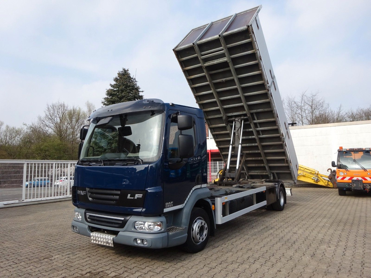 DAF LF 45.210 Kipper 4x2 - Kippiauto kuorma-auto: kuva DAF LF 45.210 Kipper 4x2 - Kippiauto kuorma-auto DAF LF 45.210 Kipper 4x2 - Kippiauto kuorma-auto: kuva DAF LF 45.210 Kipper 4x2 - Kippiauto kuorma-auto