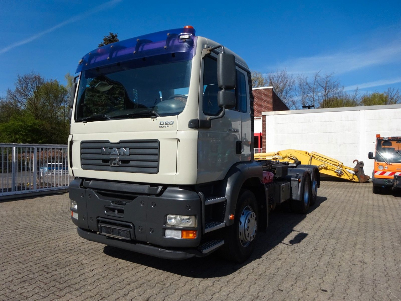 MAN 26.310 TGA Knickbarer Haken mit Lift+Lenkachse - Koukkulava kuorma-auto: kuva MAN 26.310 TGA Knickbarer Haken mit Lift+Lenkachse - Koukkulava kuorma-auto MAN 26.310 TGA Knickbarer Haken mit Lift+Lenkachse - Koukkulava kuorma-auto: kuva MAN 26.310 TGA Knickbarer Haken mit Lift+Lenkachse - Koukkulava kuorma-auto