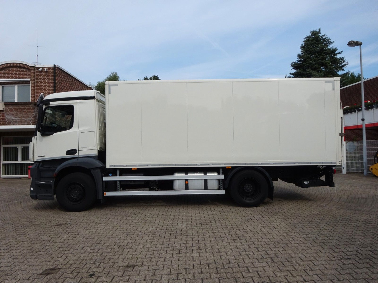 Mercedes-Benz 1842 Antos Koffer + BÄR Ladebordwand 4x2 - Umpikori kuorma-auto: kuva Mercedes-Benz 1842 Antos Koffer + BÄR Ladebordwand 4x2 - Umpikori kuorma-auto Mercedes-Benz 1842 Antos Koffer + BÄR Ladebordwand 4x2 - Umpikori kuorma-auto: kuva Mercedes-Benz 1842 Antos Koffer + BÄR Ladebordwand 4x2 - Umpikori kuorma-auto