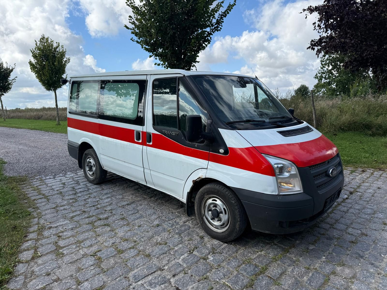 Ford Transit Kombi FT 300 K - Pikkubussi: kuva Ford Transit Kombi FT 300 K - Pikkubussi Ford Transit Kombi FT 300 K - Pikkubussi: kuva Ford Transit Kombi FT 300 K - Pikkubussi