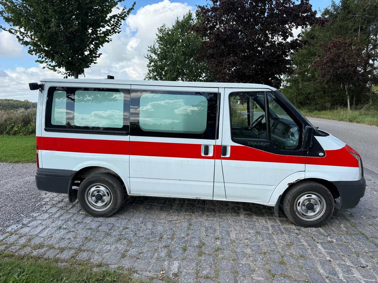 Ford Transit Kombi FT 300 K - Pikkubussi: kuva Ford Transit Kombi FT 300 K - Pikkubussi Ford Transit Kombi FT 300 K - Pikkubussi: kuva Ford Transit Kombi FT 300 K - Pikkubussi