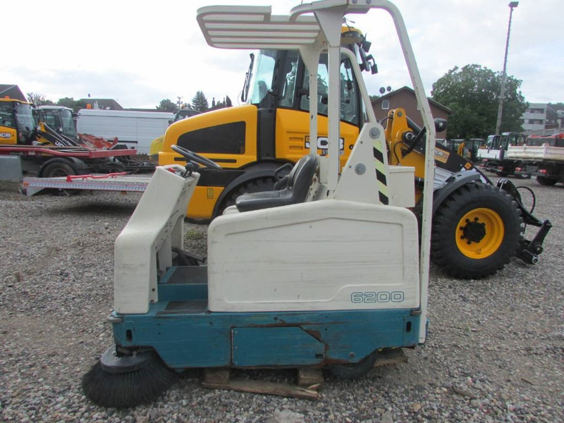 TENNANT 6200U01 964 Kehrmaschine 1.000 EUR - Lakaisuauto: kuva TENNANT 6200U01 964 Kehrmaschine 1.000 EUR - Lakaisuauto TENNANT 6200U01 964 Kehrmaschine 1.000 EUR - Lakaisuauto: kuva TENNANT 6200U01 964 Kehrmaschine 1.000 EUR - Lakaisuauto