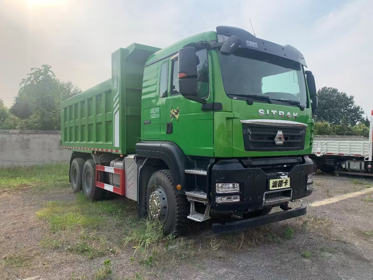 Sinotruck - Kippiauto kuorma-auto: kuva Sinotruck - Kippiauto kuorma-auto Sinotruck - Kippiauto kuorma-auto: kuva Sinotruck - Kippiauto kuorma-auto