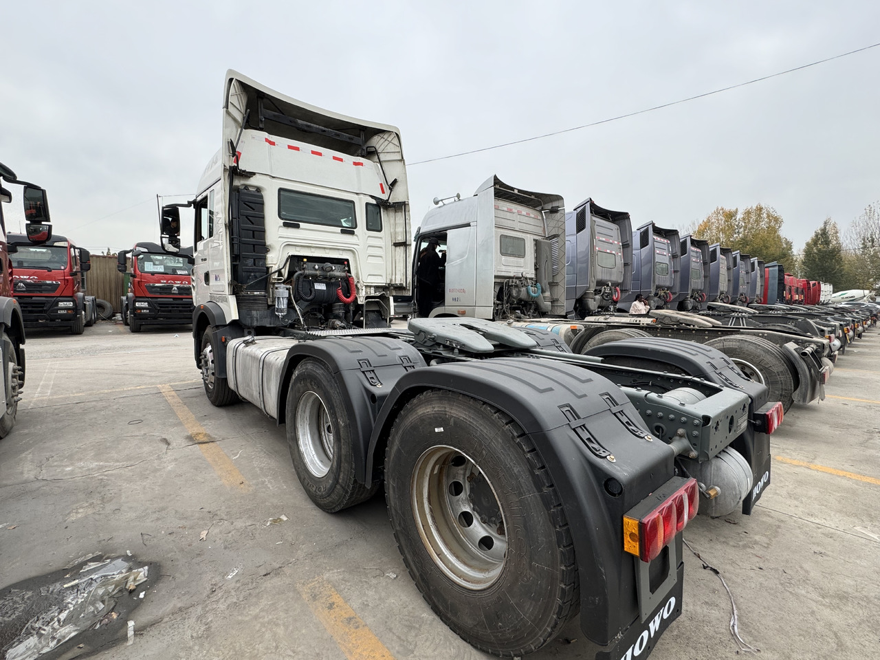 HOWO TRACTOR - Vetopöytäauto: kuva HOWO TRACTOR - Vetopöytäauto HOWO TRACTOR - Vetopöytäauto: kuva HOWO TRACTOR - Vetopöytäauto