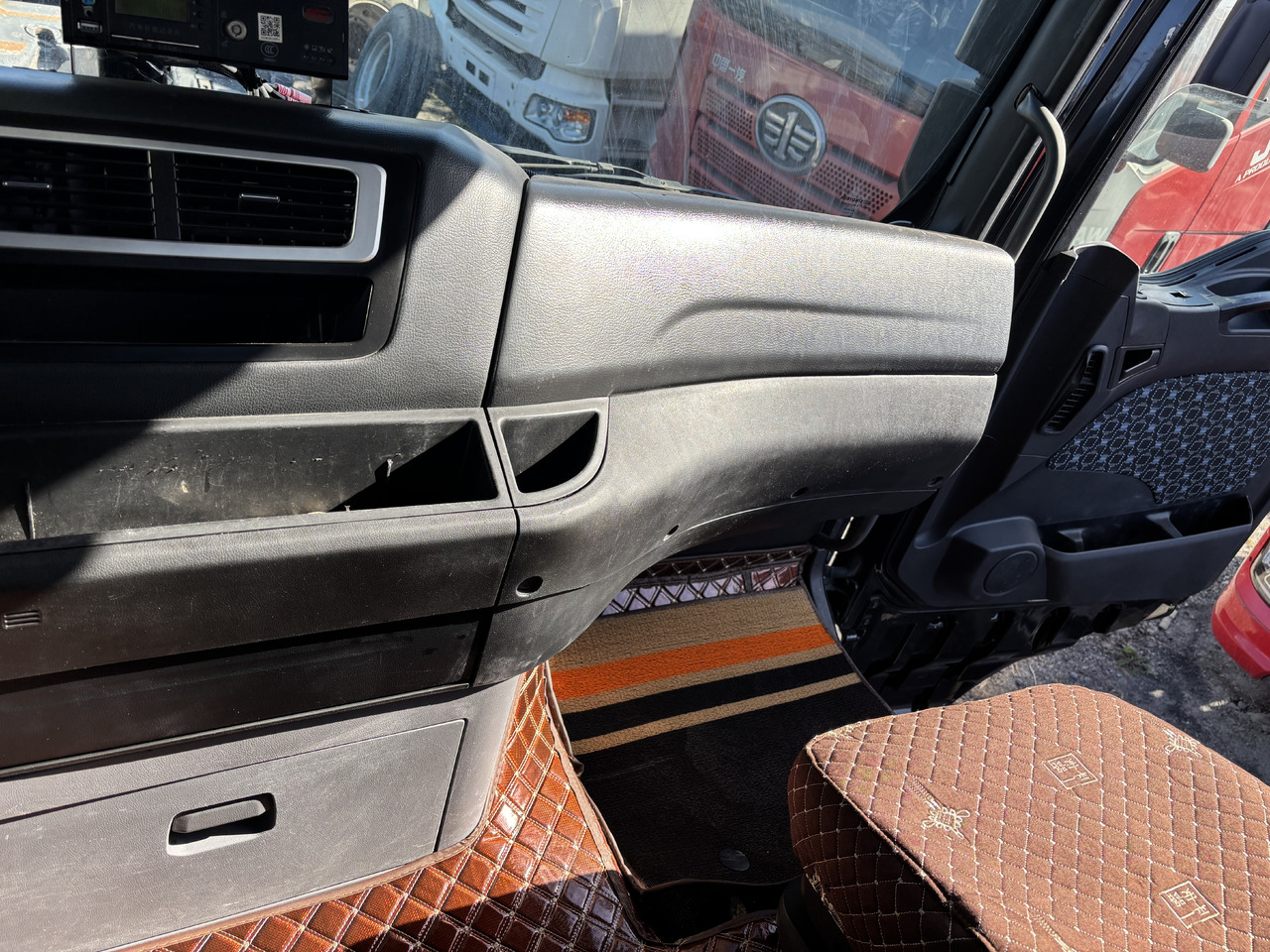 SITRAK G7 - Vetopöytäauto: kuva SITRAK G7 - Vetopöytäauto SITRAK G7 - Vetopöytäauto: kuva SITRAK G7 - Vetopöytäauto