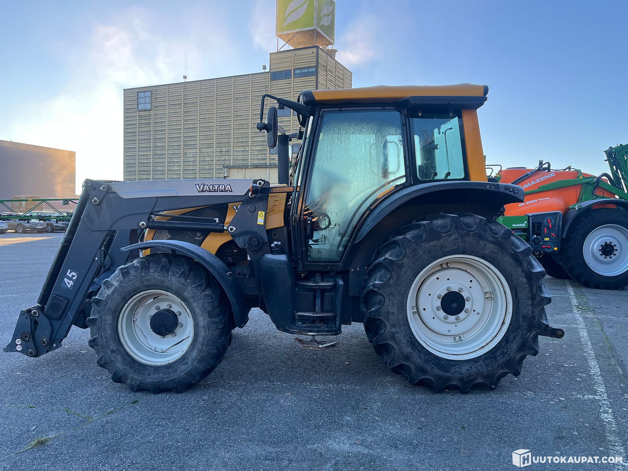 Valtra N92 tractor with loader, 5,500 h, 2010, Salo - Traktori: kuva Valtra N92 tractor with loader, 5,500 h, 2010, Salo - Traktori Valtra N92 tractor with loader, 5,500 h, 2010, Salo - Traktori: kuva Valtra N92 tractor with loader, 5,500 h, 2010, Salo - Traktori