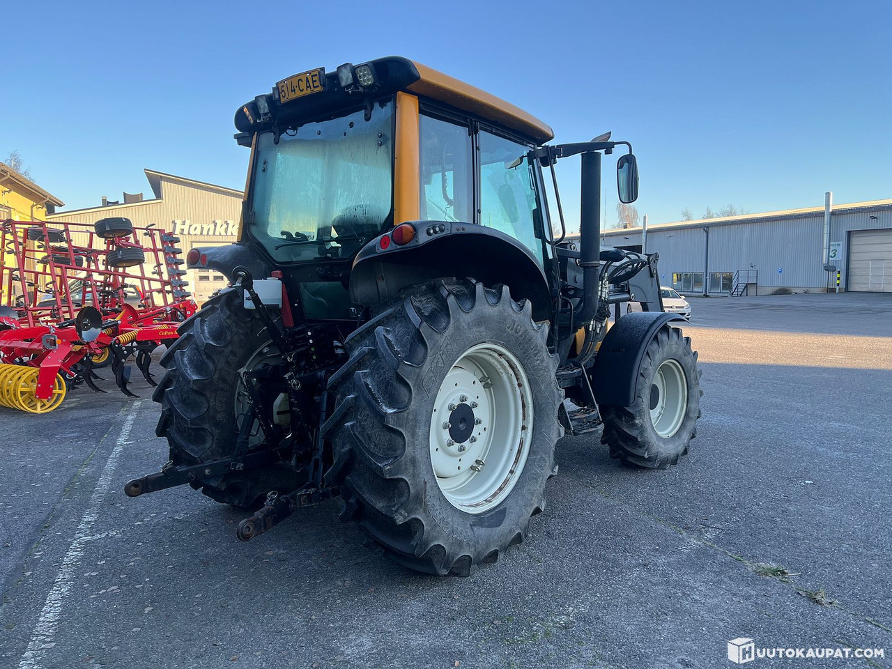 Valtra N92 tractor with loader, 5,500 h, 2010, Salo - Traktori: kuva Valtra N92 tractor with loader, 5,500 h, 2010, Salo - Traktori Valtra N92 tractor with loader, 5,500 h, 2010, Salo - Traktori: kuva Valtra N92 tractor with loader, 5,500 h, 2010, Salo - Traktori
