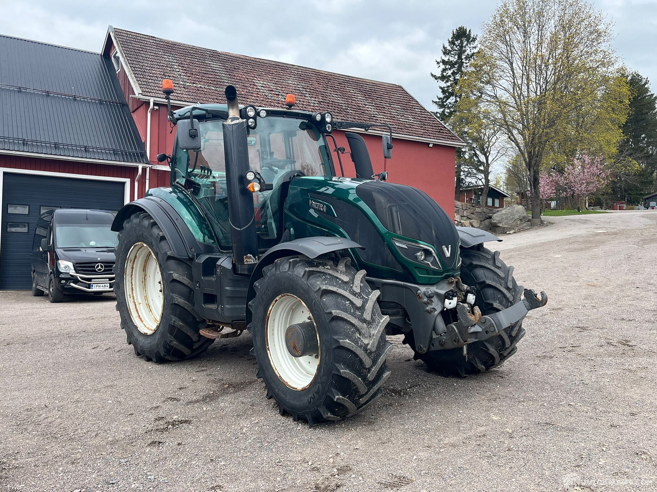 Valtra T234 Versu, traktori etunostolaitteella ja taakseajolaitteilla, 2015, Vantaa - Traktori: kuva Valtra T234 Versu, traktori etunostolaitteella ja taakseajolaitteilla, 2015, Vantaa - Traktori Valtra T234 Versu, traktori etunostolaitteella ja taakseajolaitteilla, 2015, Vantaa - Traktori: kuva Valtra T234 Versu, traktori etunostolaitteella ja taakseajolaitteilla, 2015, Vantaa - Traktori