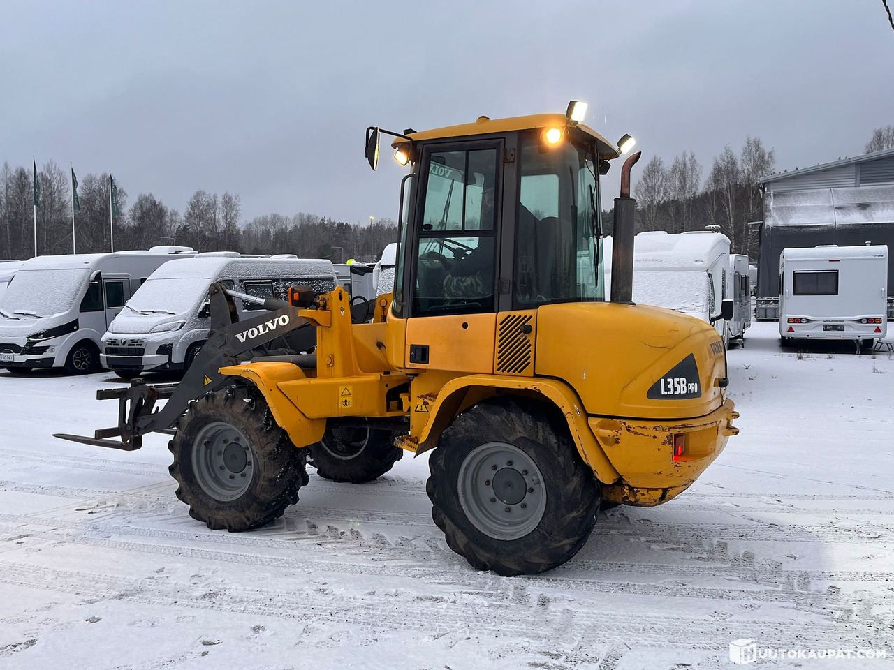 Volvo L35B Pro, pyöräkuormaaja avattavalla kauhalla ja piikeillä, 2005, Vihti - Pyöräkuormaaja: kuva Volvo L35B Pro, pyöräkuormaaja avattavalla kauhalla ja piikeillä, 2005, Vihti - Pyöräkuormaaja Volvo L35B Pro, pyöräkuormaaja avattavalla kauhalla ja piikeillä, 2005, Vihti - Pyöräkuormaaja: kuva Volvo L35B Pro, pyöräkuormaaja avattavalla kauhalla ja piikeillä, 2005, Vihti - Pyöräkuormaaja