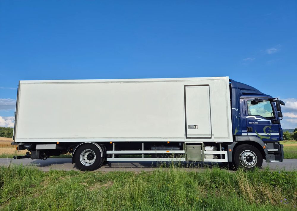 MAN TGM 18.250 Carrier 1950 D/E z Holandii / TOP STAN / 7.5m / 18 palet / winda + drzwi boczne / OKAZJA - Refrigeraattori kuorma-auto: kuva MAN TGM 18.250 Carrier 1950 D/E z Holandii / TOP STAN / 7.5m / 18 palet / winda + drzwi boczne / OKAZJA - Refrigeraattori kuorma-auto MAN TGM 18.250 Carrier 1950 D/E z Holandii / TOP STAN / 7.5m / 18 palet / winda + drzwi boczne / OKAZJA - Refrigeraattori kuorma-auto: kuva MAN TGM 18.250 Carrier 1950 D/E z Holandii / TOP STAN / 7.5m / 18 palet / winda + drzwi boczne / OKAZJA - Refrigeraattori kuorma-auto