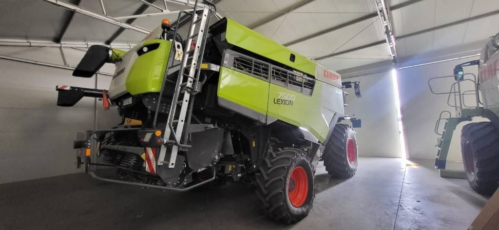 Claas Lexion 7500 + V930 - Leikkuupuimuri: kuva Claas Lexion 7500 + V930 - Leikkuupuimuri Claas Lexion 7500 + V930 - Leikkuupuimuri: kuva Claas Lexion 7500 + V930 - Leikkuupuimuri