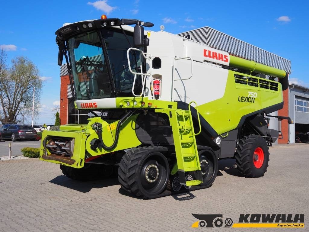 Claas Lexion 750TT GPS + V930 - Leikkuupuimuri: kuva Claas Lexion 750TT GPS + V930 - Leikkuupuimuri Claas Lexion 750TT GPS + V930 - Leikkuupuimuri: kuva Claas Lexion 750TT GPS + V930 - Leikkuupuimuri