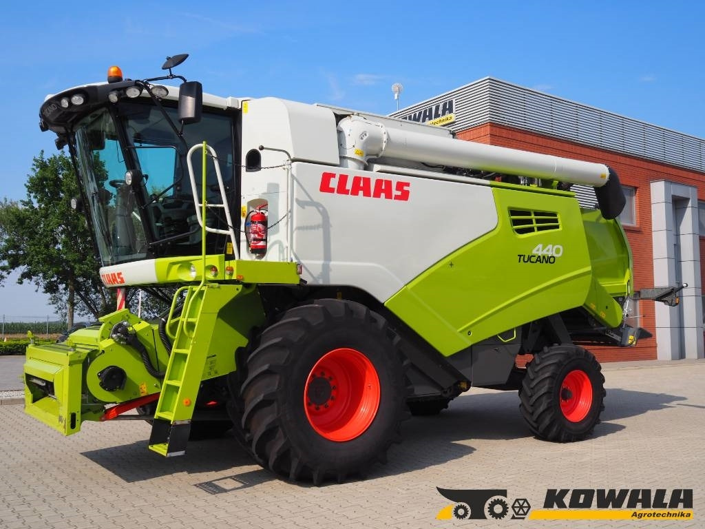 Claas Tucano 440 + V620 - Leikkuupuimuri: kuva Claas Tucano 440 + V620 - Leikkuupuimuri Claas Tucano 440 + V620 - Leikkuupuimuri: kuva Claas Tucano 440 + V620 - Leikkuupuimuri