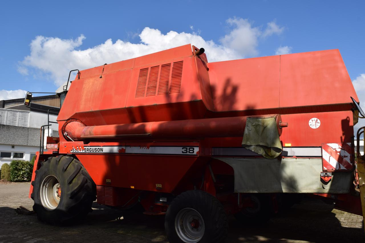 Massey Ferguson MF 38 - Leikkuupuimuri: kuva Massey Ferguson MF 38 - Leikkuupuimuri Massey Ferguson MF 38 - Leikkuupuimuri: kuva Massey Ferguson MF 38 - Leikkuupuimuri