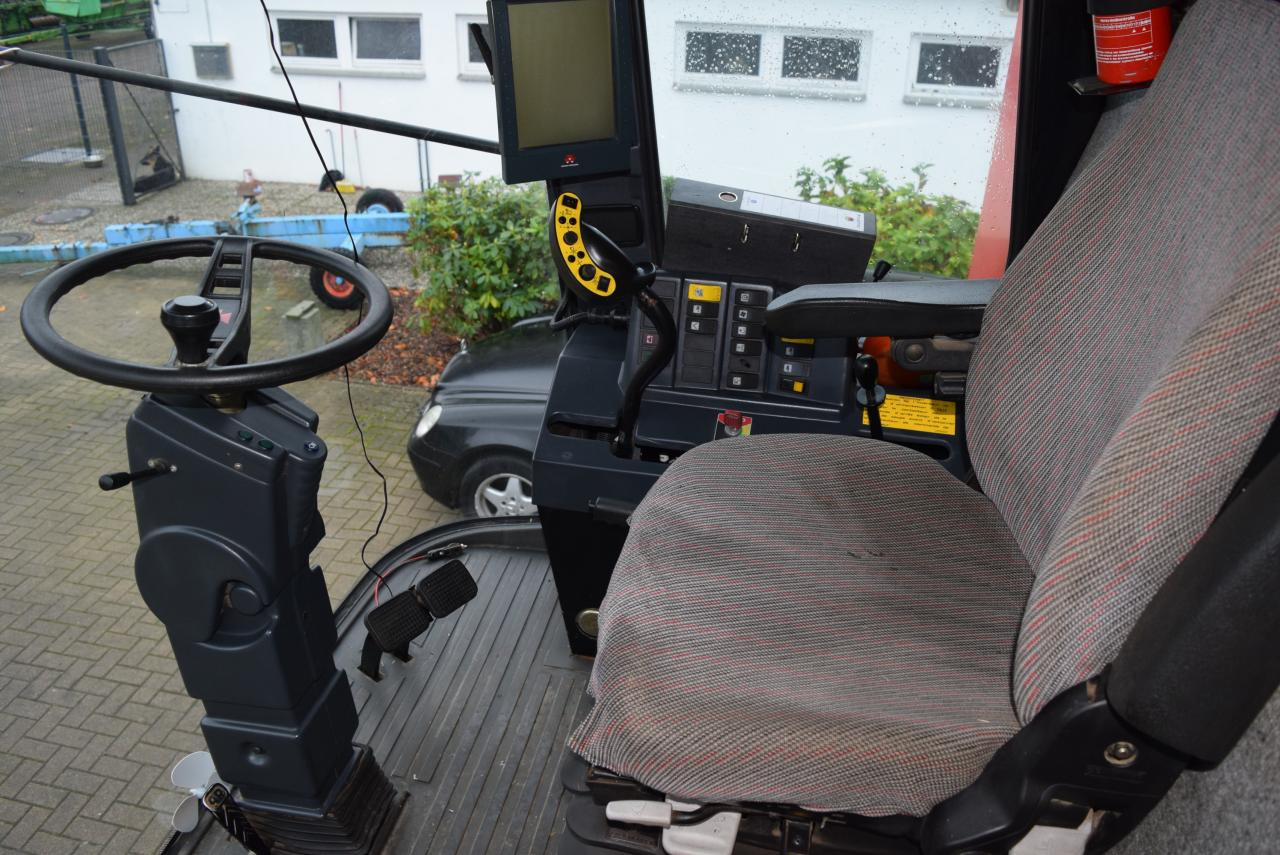 Massey Ferguson MF 7256 *4x4* - Leikkuupuimuri: kuva Massey Ferguson MF 7256 *4x4* - Leikkuupuimuri Massey Ferguson MF 7256 *4x4* - Leikkuupuimuri: kuva Massey Ferguson MF 7256 *4x4* - Leikkuupuimuri