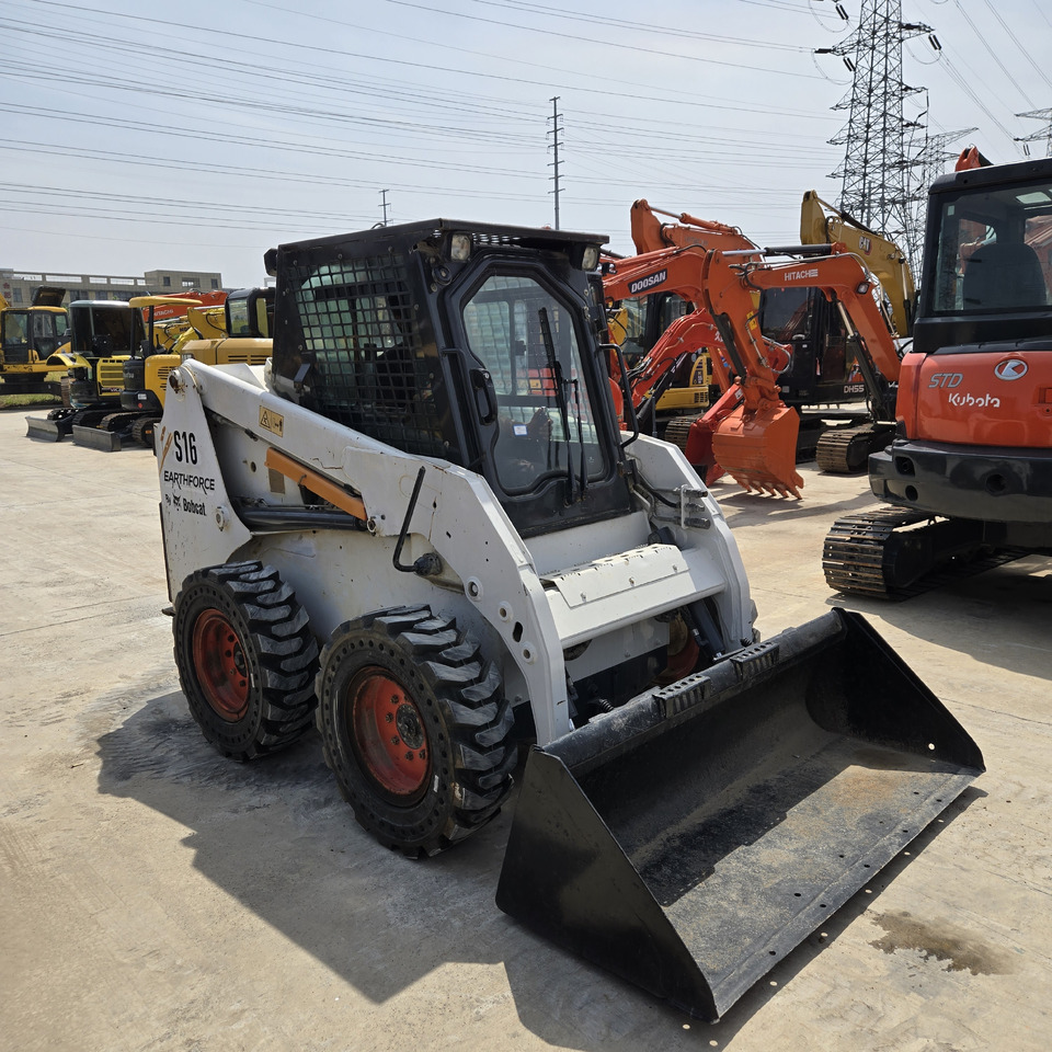 Bobcat S16 - Liukuohjattu kuormaaja: kuva Bobcat S16 - Liukuohjattu kuormaaja Bobcat S16 - Liukuohjattu kuormaaja: kuva Bobcat S16 - Liukuohjattu kuormaaja