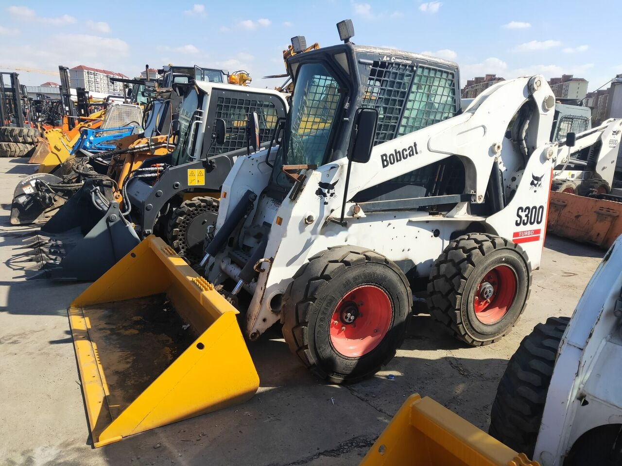 Bobcat S300 - Liukuohjattu kuormaaja: kuva Bobcat S300 - Liukuohjattu kuormaaja Bobcat S300 - Liukuohjattu kuormaaja: kuva Bobcat S300 - Liukuohjattu kuormaaja