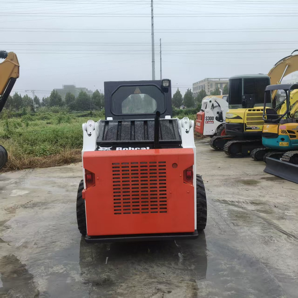 Bobcat S300 - Liukuohjattu kuormaaja: kuva Bobcat S300 - Liukuohjattu kuormaaja Bobcat S300 - Liukuohjattu kuormaaja: kuva Bobcat S300 - Liukuohjattu kuormaaja
