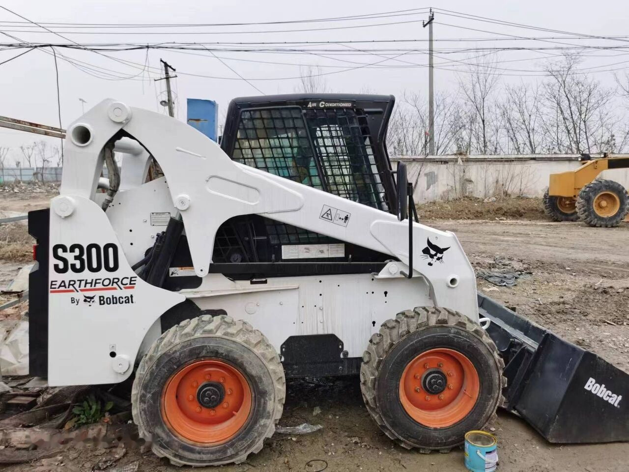 Bobcat S300 - Liukuohjattu kuormaaja: kuva Bobcat S300 - Liukuohjattu kuormaaja Bobcat S300 - Liukuohjattu kuormaaja: kuva Bobcat S300 - Liukuohjattu kuormaaja
