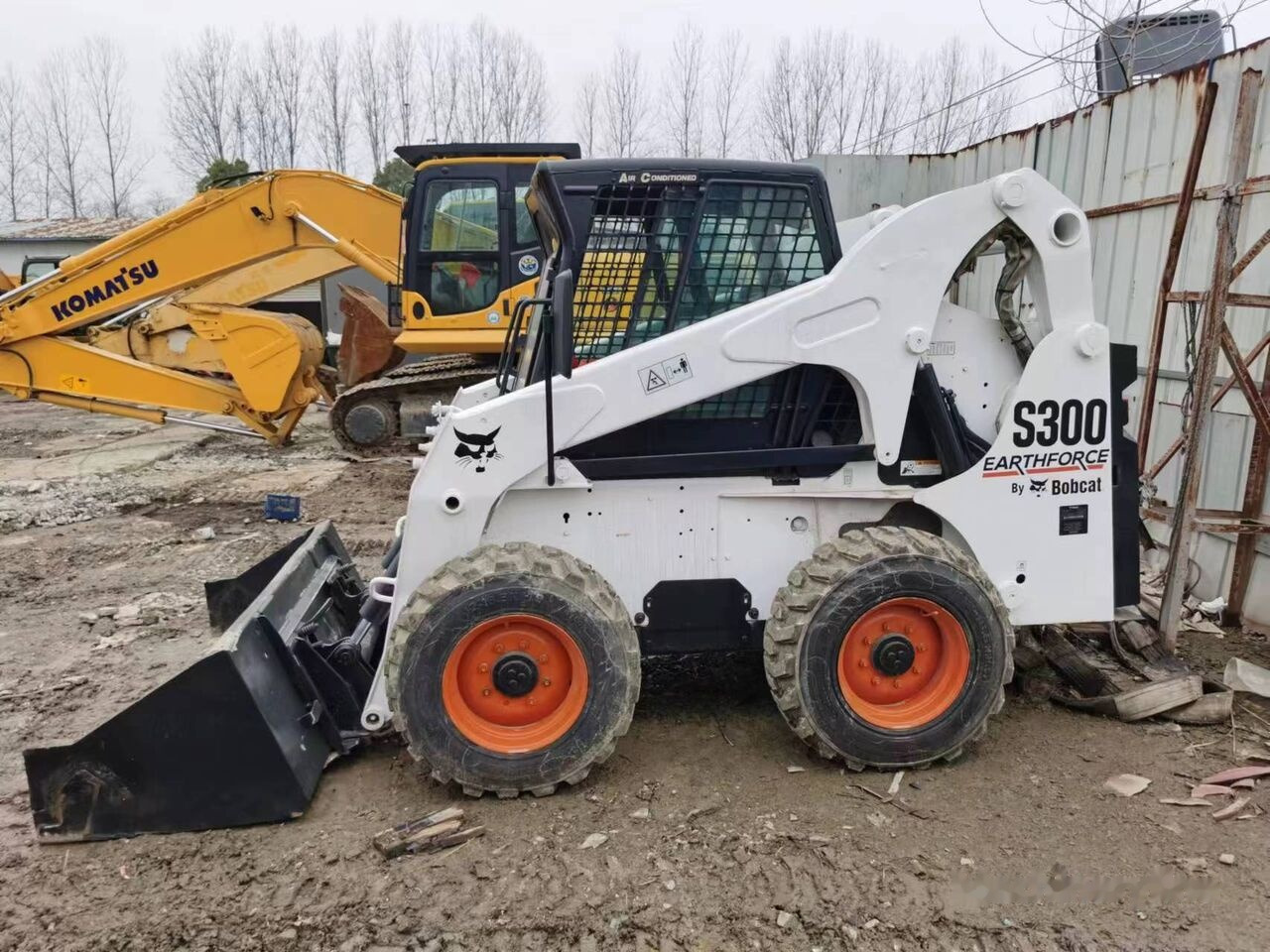 Bobcat S300 - Liukuohjattu kuormaaja: kuva Bobcat S300 - Liukuohjattu kuormaaja Bobcat S300 - Liukuohjattu kuormaaja: kuva Bobcat S300 - Liukuohjattu kuormaaja