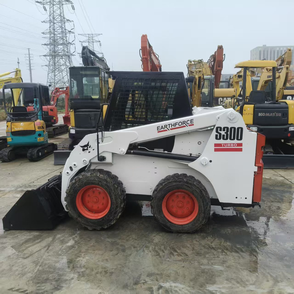Bobcat S300 - Liukuohjattu kuormaaja: kuva Bobcat S300 - Liukuohjattu kuormaaja Bobcat S300 - Liukuohjattu kuormaaja: kuva Bobcat S300 - Liukuohjattu kuormaaja