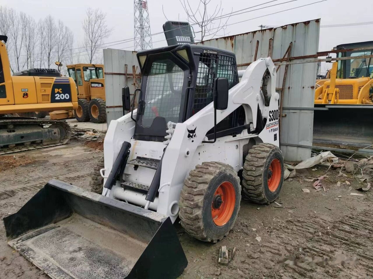 Bobcat S300 - Liukuohjattu kuormaaja: kuva Bobcat S300 - Liukuohjattu kuormaaja Bobcat S300 - Liukuohjattu kuormaaja: kuva Bobcat S300 - Liukuohjattu kuormaaja