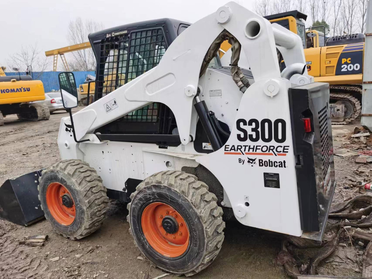 Bobcat S300 - Liukuohjattu kuormaaja: kuva Bobcat S300 - Liukuohjattu kuormaaja Bobcat S300 - Liukuohjattu kuormaaja: kuva Bobcat S300 - Liukuohjattu kuormaaja