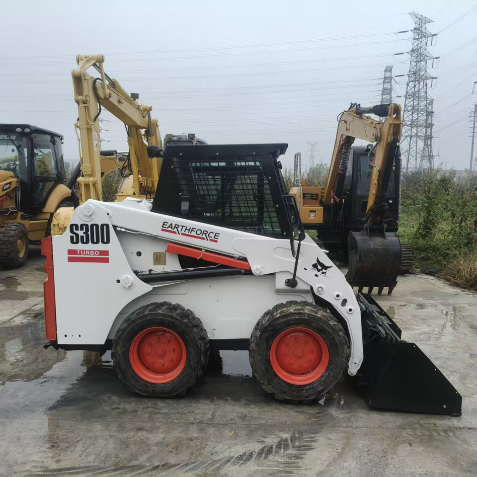 Bobcat S300 - Liukuohjattu kuormaaja: kuva Bobcat S300 - Liukuohjattu kuormaaja Bobcat S300 - Liukuohjattu kuormaaja: kuva Bobcat S300 - Liukuohjattu kuormaaja