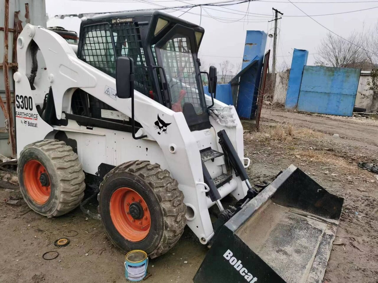 Bobcat S300 - Liukuohjattu kuormaaja: kuva Bobcat S300 - Liukuohjattu kuormaaja Bobcat S300 - Liukuohjattu kuormaaja: kuva Bobcat S300 - Liukuohjattu kuormaaja