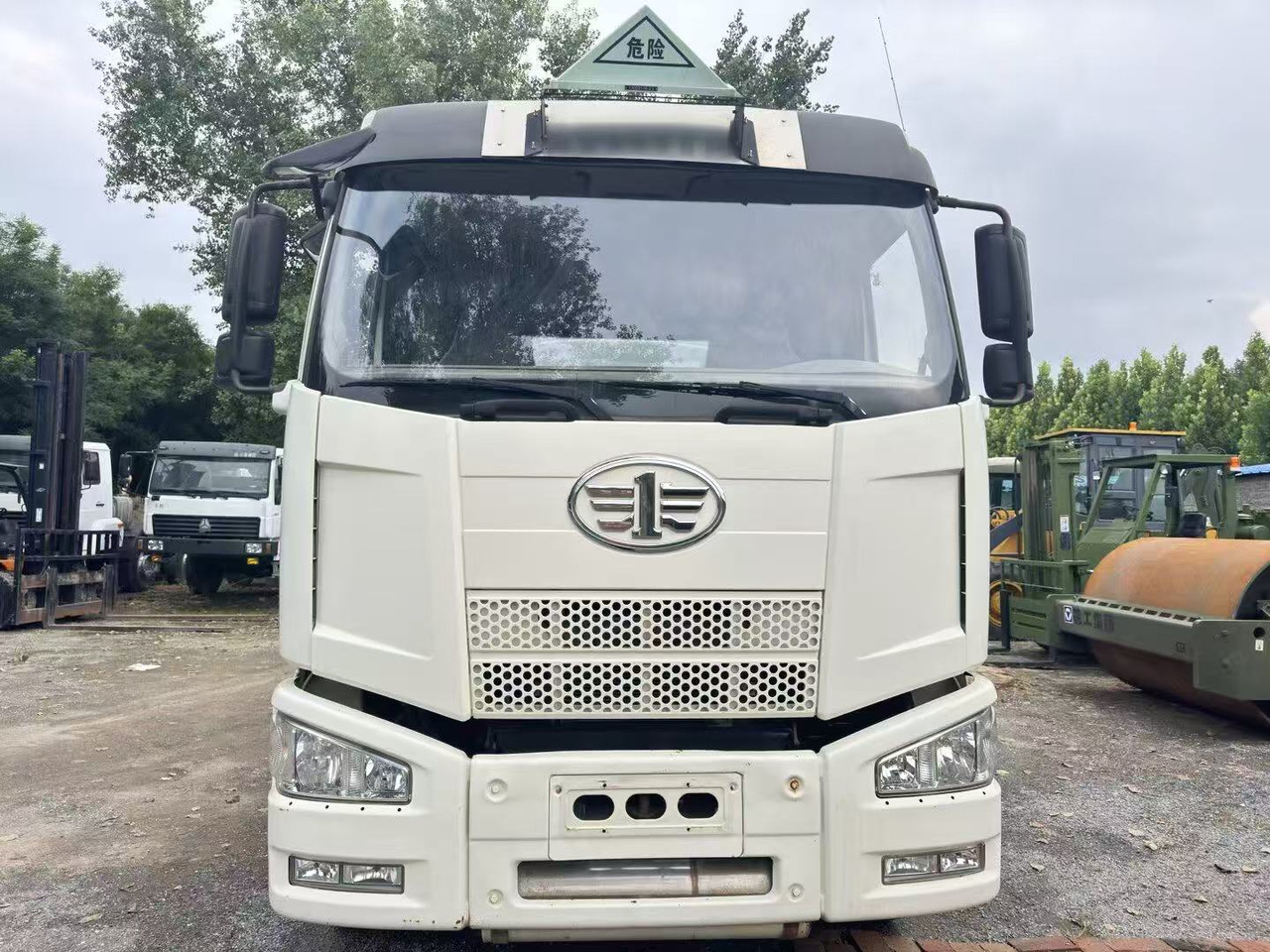 FAW tanker truck - Säiliöauto: kuva FAW tanker truck - Säiliöauto FAW tanker truck - Säiliöauto: kuva FAW tanker truck - Säiliöauto
