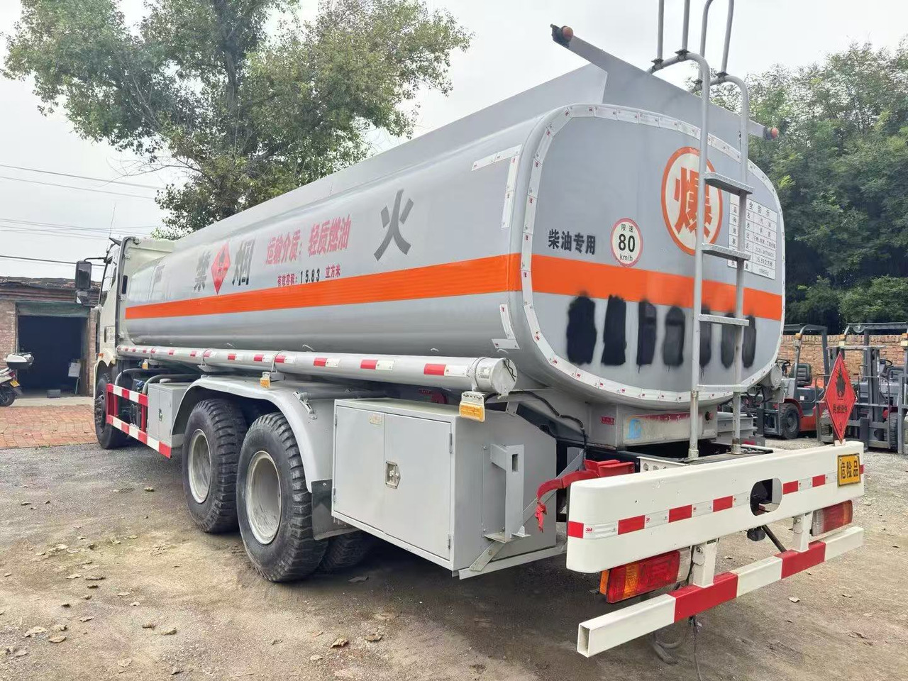 FAW tanker truck - Säiliöauto: kuva FAW tanker truck - Säiliöauto FAW tanker truck - Säiliöauto: kuva FAW tanker truck - Säiliöauto