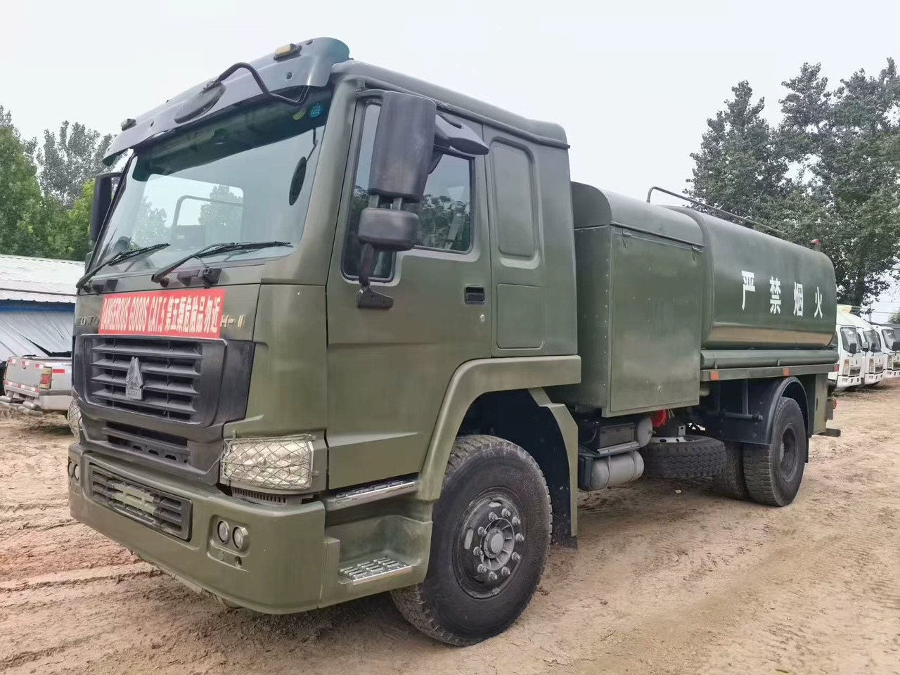 HOWO - Säiliöauto: kuva HOWO - Säiliöauto HOWO - Säiliöauto: kuva HOWO - Säiliöauto