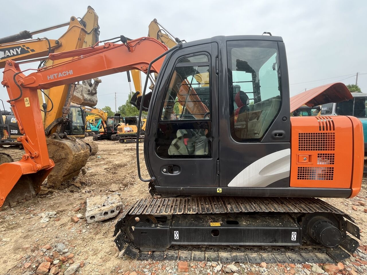 Hitachi ZX70 - Minikuormaaja: kuva Hitachi ZX70 - Minikuormaaja Hitachi ZX70 - Minikuormaaja: kuva Hitachi ZX70 - Minikuormaaja