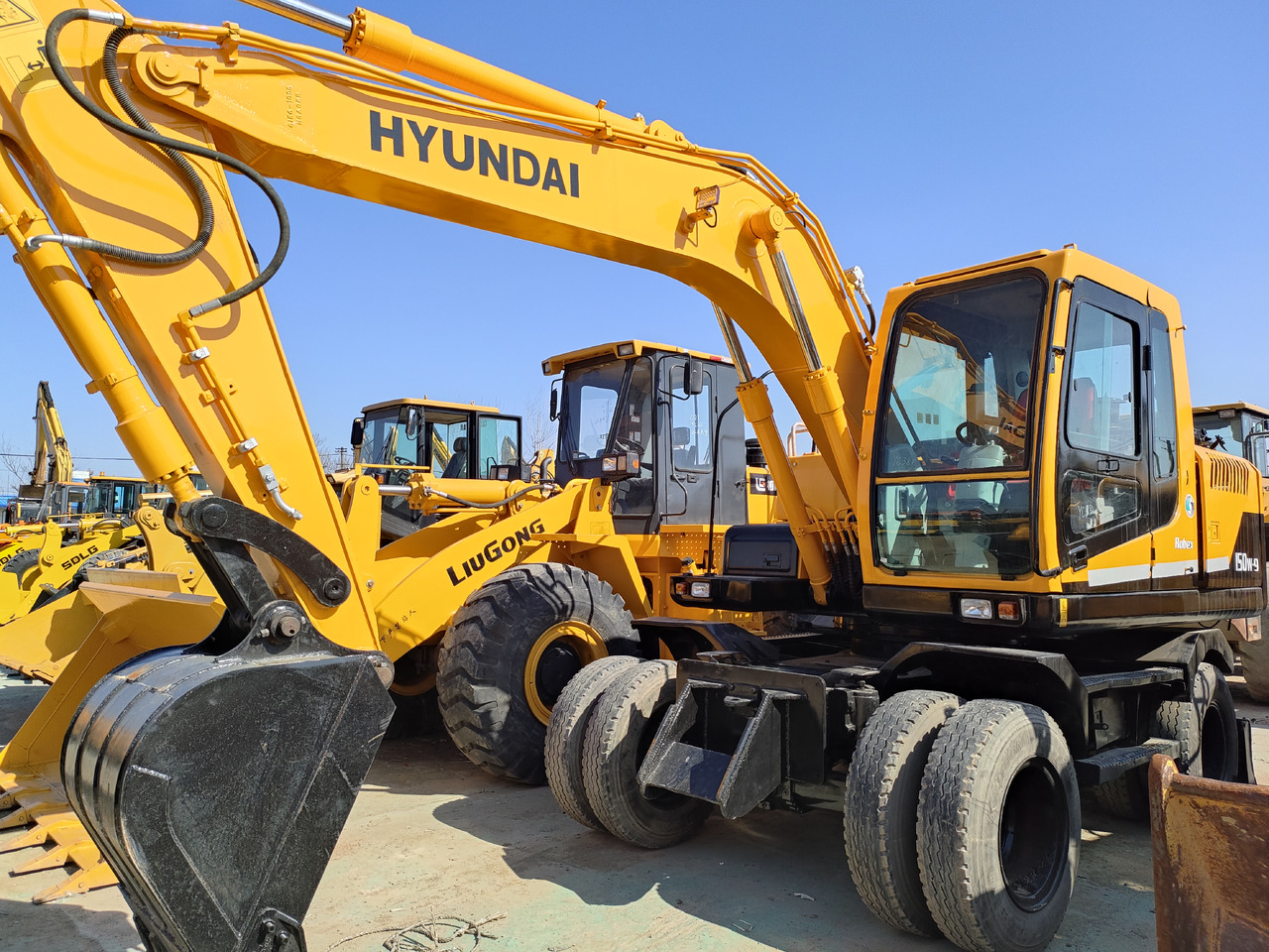 Hyundai R150W-9 - Pyöräalustainen kaivinkone: kuva Hyundai R150W-9 - Pyöräalustainen kaivinkone Hyundai R150W-9 - Pyöräalustainen kaivinkone: kuva Hyundai R150W-9 - Pyöräalustainen kaivinkone