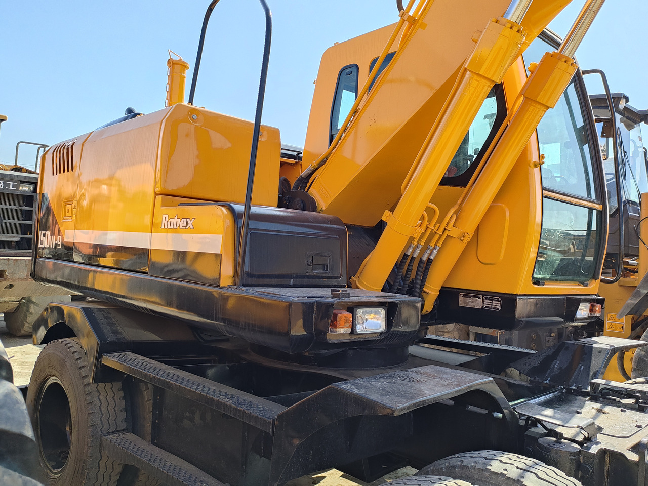Hyundai R150W-9 - Pyöräalustainen kaivinkone: kuva Hyundai R150W-9 - Pyöräalustainen kaivinkone Hyundai R150W-9 - Pyöräalustainen kaivinkone: kuva Hyundai R150W-9 - Pyöräalustainen kaivinkone