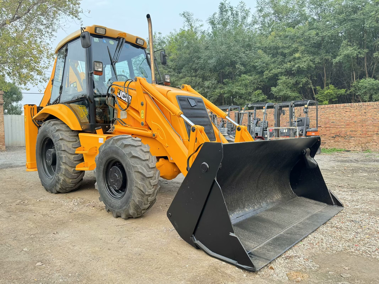 JCB 3CX - Kaivuri-trukki: kuva JCB 3CX - Kaivuri-trukki JCB 3CX - Kaivuri-trukki: kuva JCB 3CX - Kaivuri-trukki