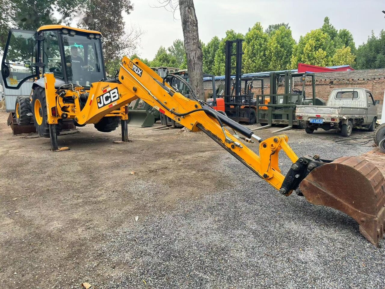JCB 3CX Telescopic Arm Plus Four in One Bucket - Kaivuri-trukki: kuva JCB 3CX Telescopic Arm Plus Four in One Bucket - Kaivuri-trukki JCB 3CX Telescopic Arm Plus Four in One Bucket - Kaivuri-trukki: kuva JCB 3CX Telescopic Arm Plus Four in One Bucket - Kaivuri-trukki