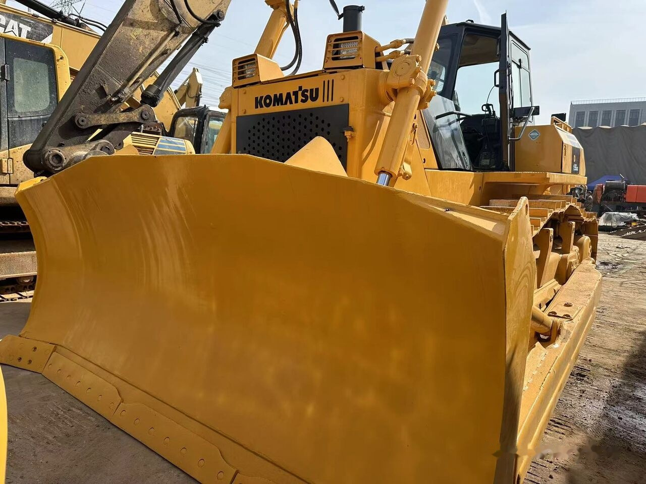 Komatsu D155A-5 - Puskutraktori: kuva Komatsu D155A-5 - Puskutraktori Komatsu D155A-5 - Puskutraktori: kuva Komatsu D155A-5 - Puskutraktori