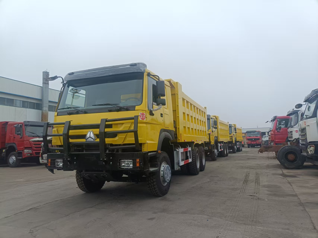 SINOTRUK HOWO 6x4 - Kippiauto kuorma-auto: kuva SINOTRUK HOWO 6x4 - Kippiauto kuorma-auto SINOTRUK HOWO 6x4 - Kippiauto kuorma-auto: kuva SINOTRUK HOWO 6x4 - Kippiauto kuorma-auto