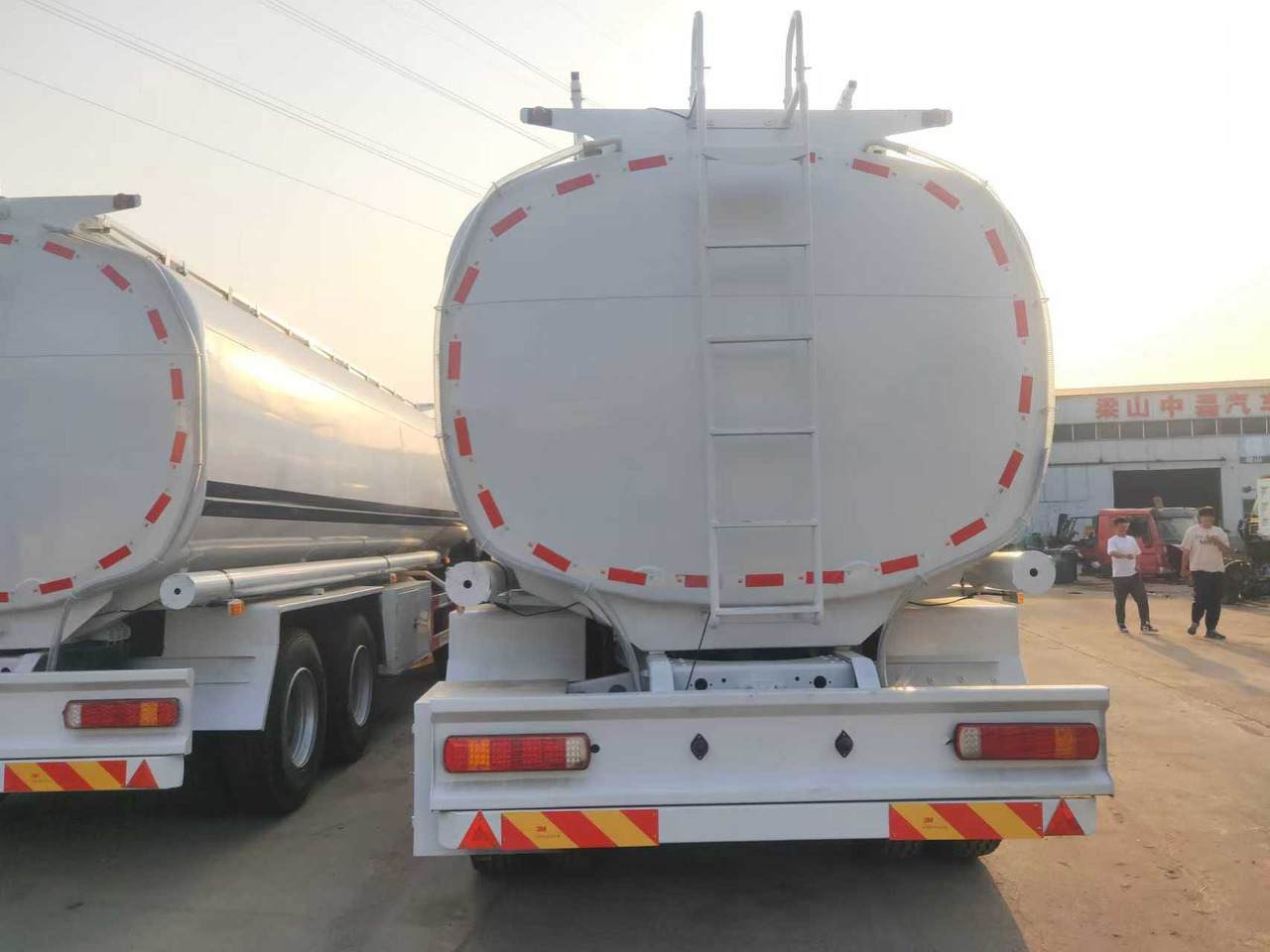 SINOTRUK HOWO Fuel Tank - Säiliöauto: kuva SINOTRUK HOWO Fuel Tank - Säiliöauto SINOTRUK HOWO Fuel Tank - Säiliöauto: kuva SINOTRUK HOWO Fuel Tank - Säiliöauto