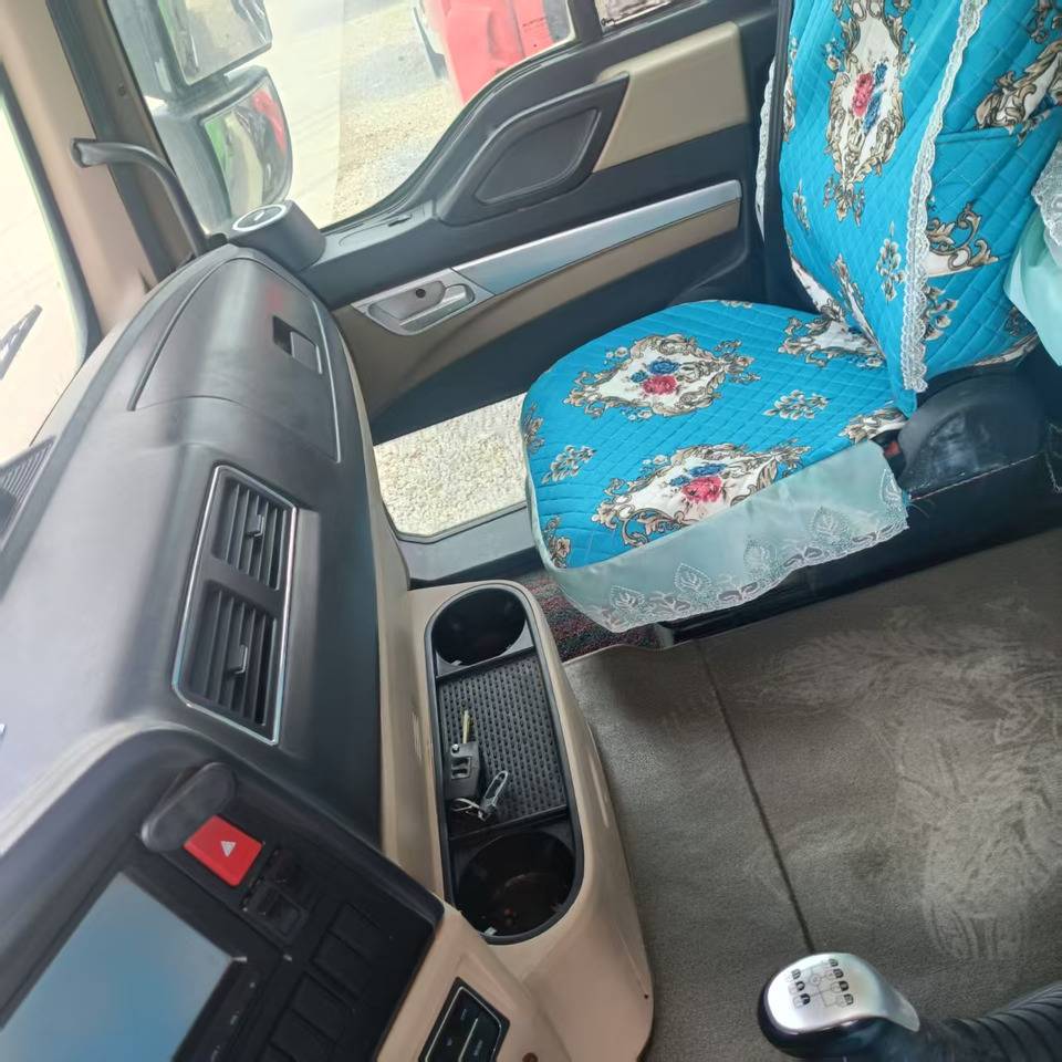 Kippiauto kuorma-auto SINOTRUK HOWO: kuva Kippiauto kuorma-auto SINOTRUK HOWO Kippiauto kuorma-auto SINOTRUK HOWO: kuva Kippiauto kuorma-auto SINOTRUK HOWO