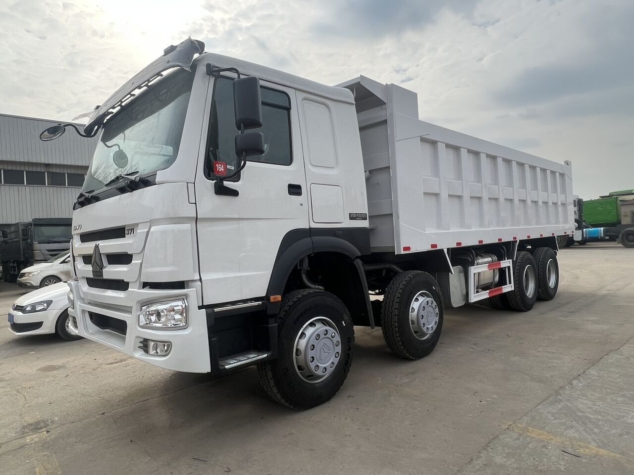 Sinotruk Howo 8*4 - Kippiauto kuorma-auto: kuva Sinotruk Howo 8*4 - Kippiauto kuorma-auto Sinotruk Howo 8*4 - Kippiauto kuorma-auto: kuva Sinotruk Howo 8*4 - Kippiauto kuorma-auto