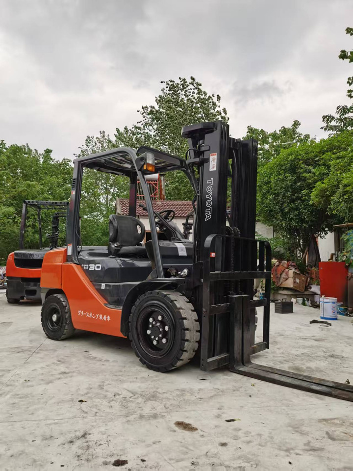 TOYOTA 72-8FDN30 - Dieseltrukki: kuva TOYOTA 72-8FDN30 - Dieseltrukki TOYOTA 72-8FDN30 - Dieseltrukki: kuva TOYOTA 72-8FDN30 - Dieseltrukki