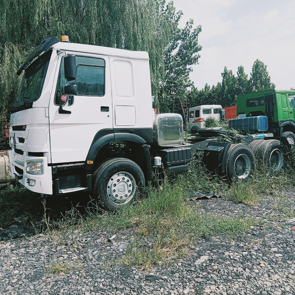 SINOTRUK HOWO - Vetopöytäauto: kuva SINOTRUK HOWO - Vetopöytäauto SINOTRUK HOWO - Vetopöytäauto: kuva SINOTRUK HOWO - Vetopöytäauto