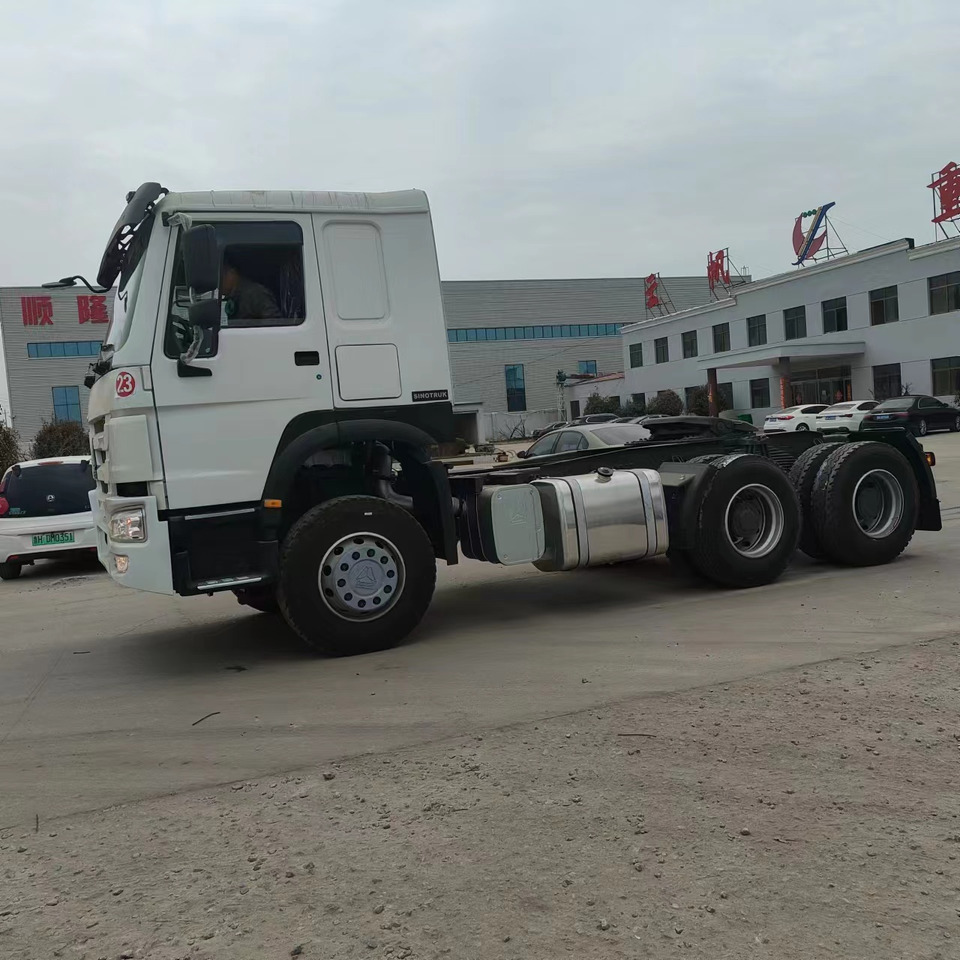 SINOTRUK HOWO trailer head - Vetopöytäauto: kuva SINOTRUK HOWO trailer head - Vetopöytäauto SINOTRUK HOWO trailer head - Vetopöytäauto: kuva SINOTRUK HOWO trailer head - Vetopöytäauto