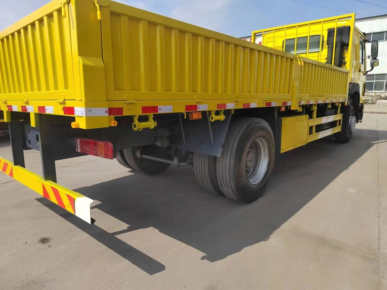 Sinotruk Howo - Vetopöytäauto: kuva Sinotruk Howo - Vetopöytäauto Sinotruk Howo - Vetopöytäauto: kuva Sinotruk Howo - Vetopöytäauto